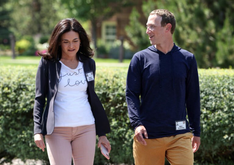 Mark-Zuckerberg-y-Sheryl-Sandberg-siguen-siendo-amigos-y-no.jpeg
