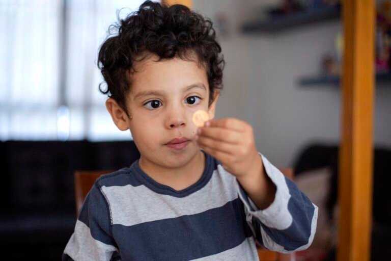 Que-hacer-si-tu-hijo-se-traga-un-objeto-peligroso.jpg