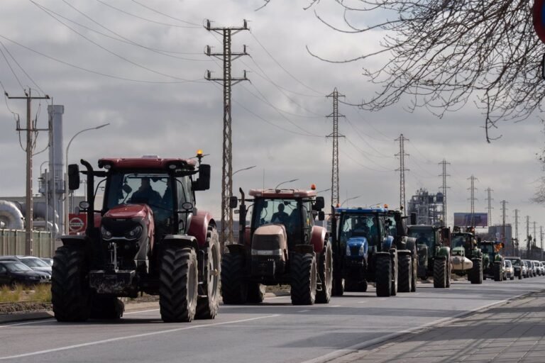 1739172210_Los-agricultores-catalanes-distribuyen-protestas-el-lunes.jpg