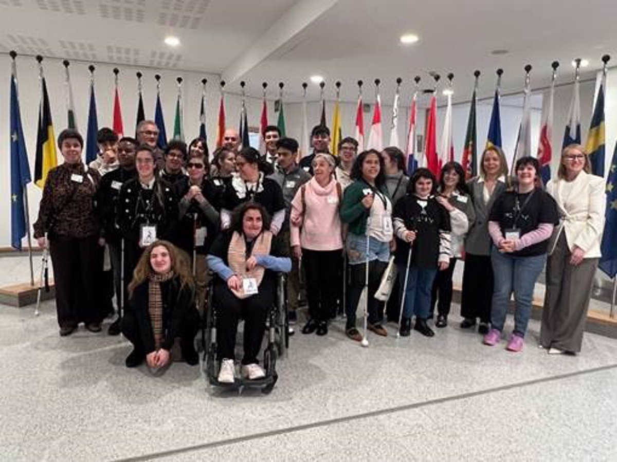 1739998741_Escolares-ciegos-y-sordociegos-espanoles-visitan-el-Parlamento-Europeo-en.jpg