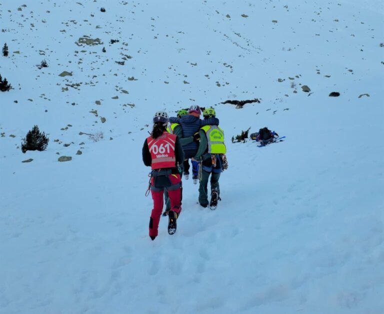 La-Guardia-Civil-rescata-a-siete-personas-en-el-Pirineo.jpg