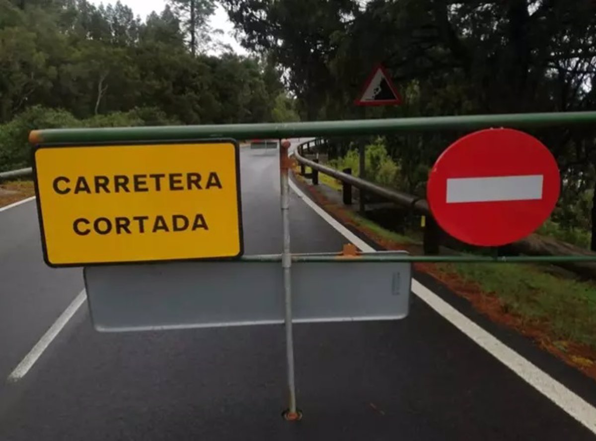 1740997566_Accesos-al-Teide-cerrados-por-hielo-en-la-calzada.jpg
