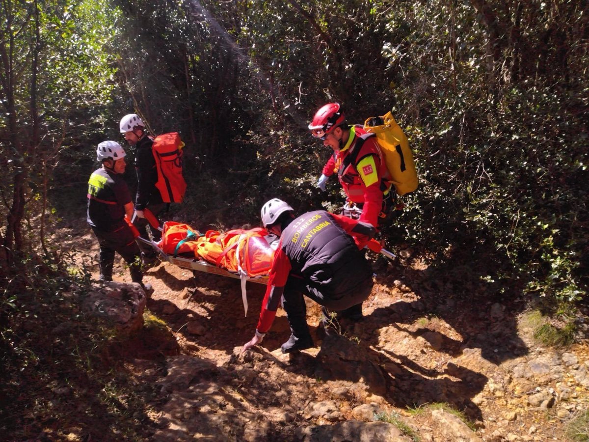 1741542065_Rescatan-a-mujer-de-72-anos-tras-fracturarse-la-pierna.jpg