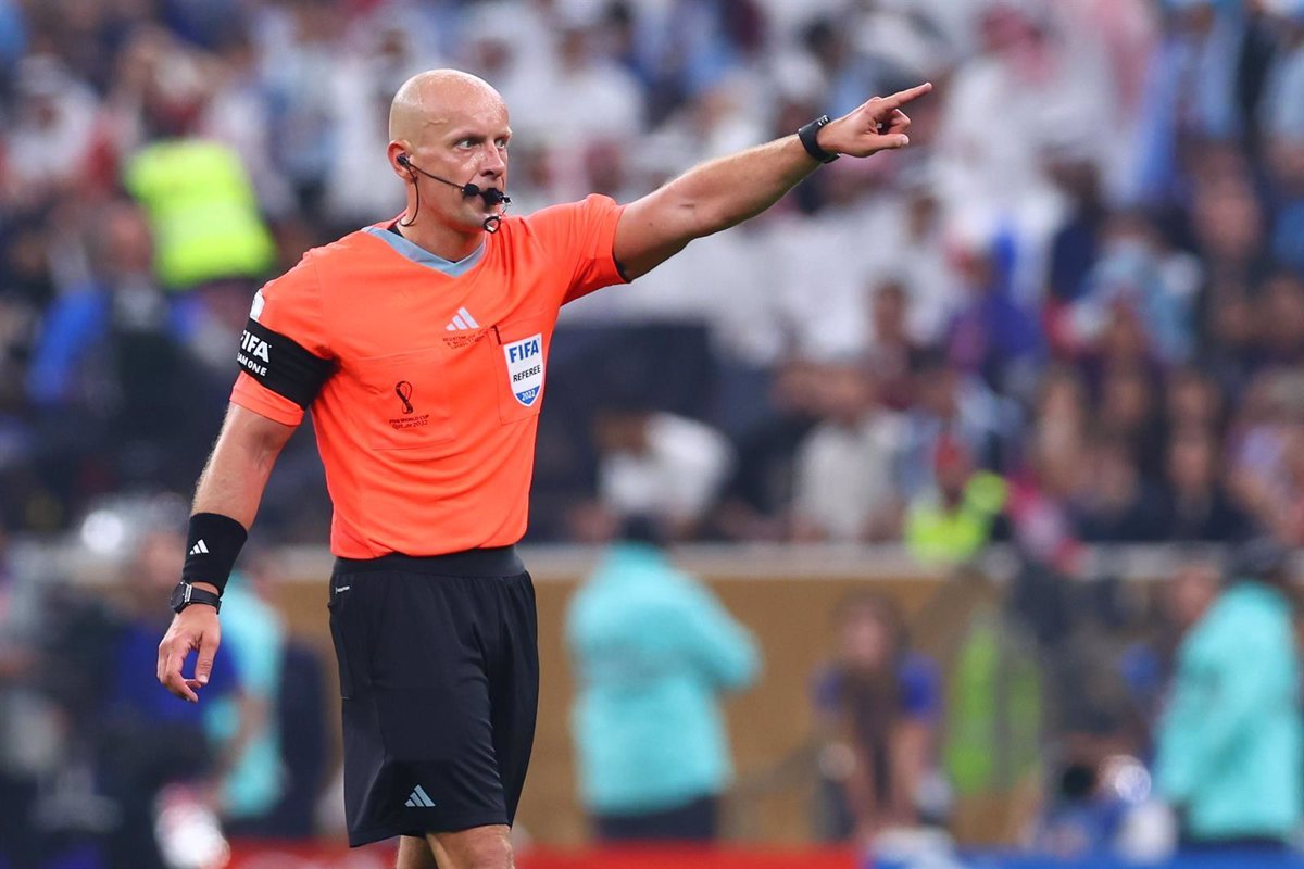 1741603698_El-arbitro-polaco-Marciniak-dirigira-el-derbi-de-Champions-en.jpg