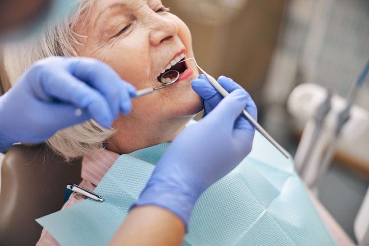 Implantes-dentales-duraderos-frente-a-coronas-menos-resistentes.jpg