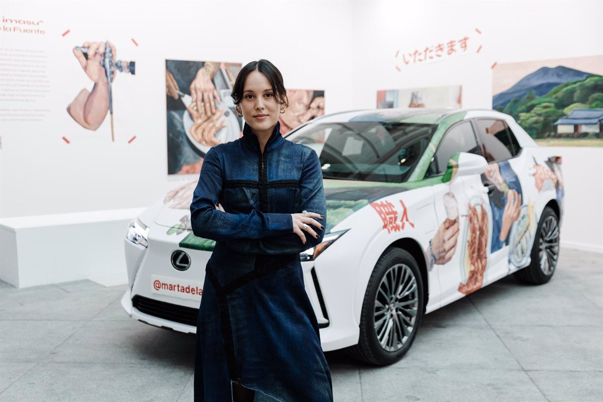 La-artista-Marta-de-la-Fuente-interpreta-el-Lexus-RZ.jpg