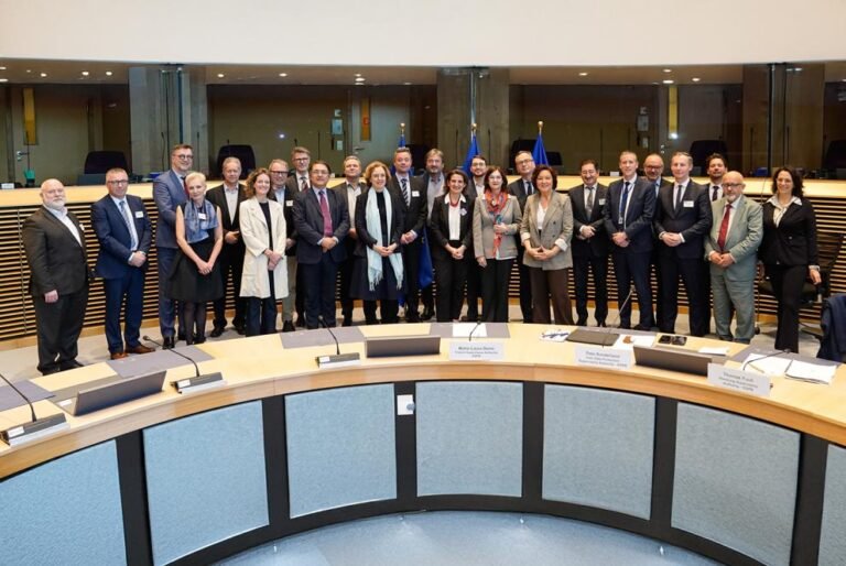 Members of the European Commission posing for a photo.