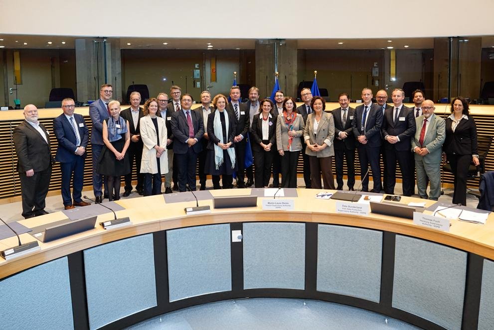 Members of the European Commission posing for a photo.