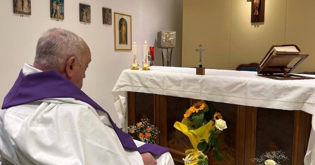 Ninos-intentan-animar-al-Papa-Francisco-durante-su-estancia-en.jpg