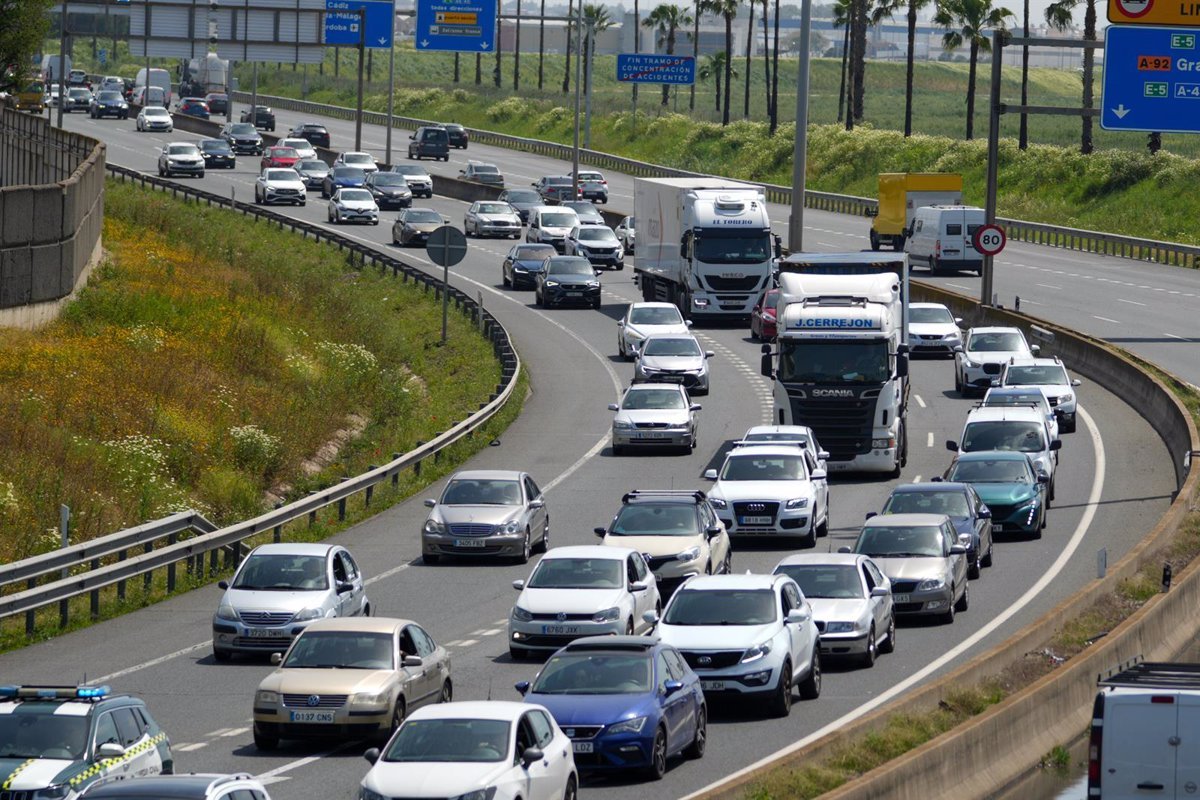 1744609083_Andalucia-registra-un-fallecido-en-su-Semana-Santa-en-carreteras.jpg