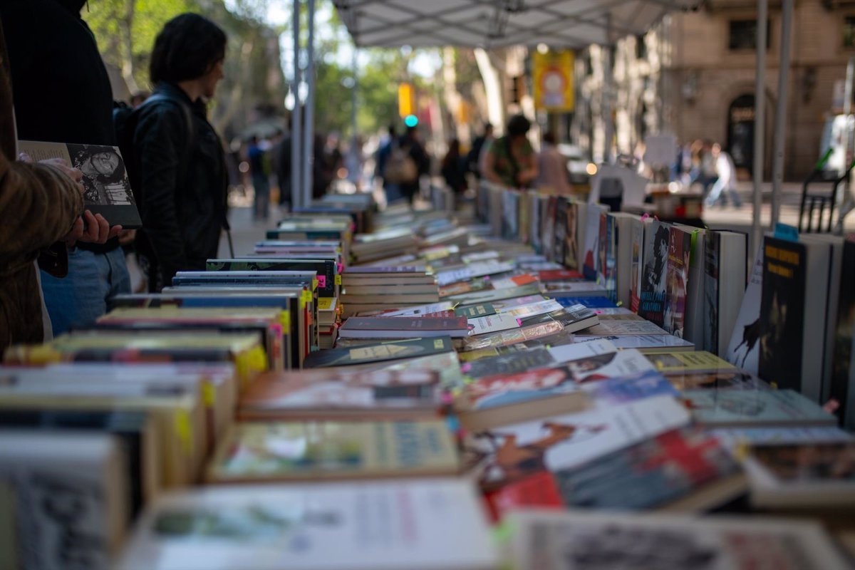 1745432433_Autores-y-lectores-se-reencuentran-en-la-firma-de-libros.jpg