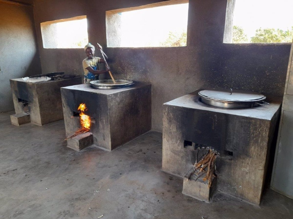 1746236950_Marys-Meals-instalara-63-cocinas-de-lena-en-Zambia-para.jpg
