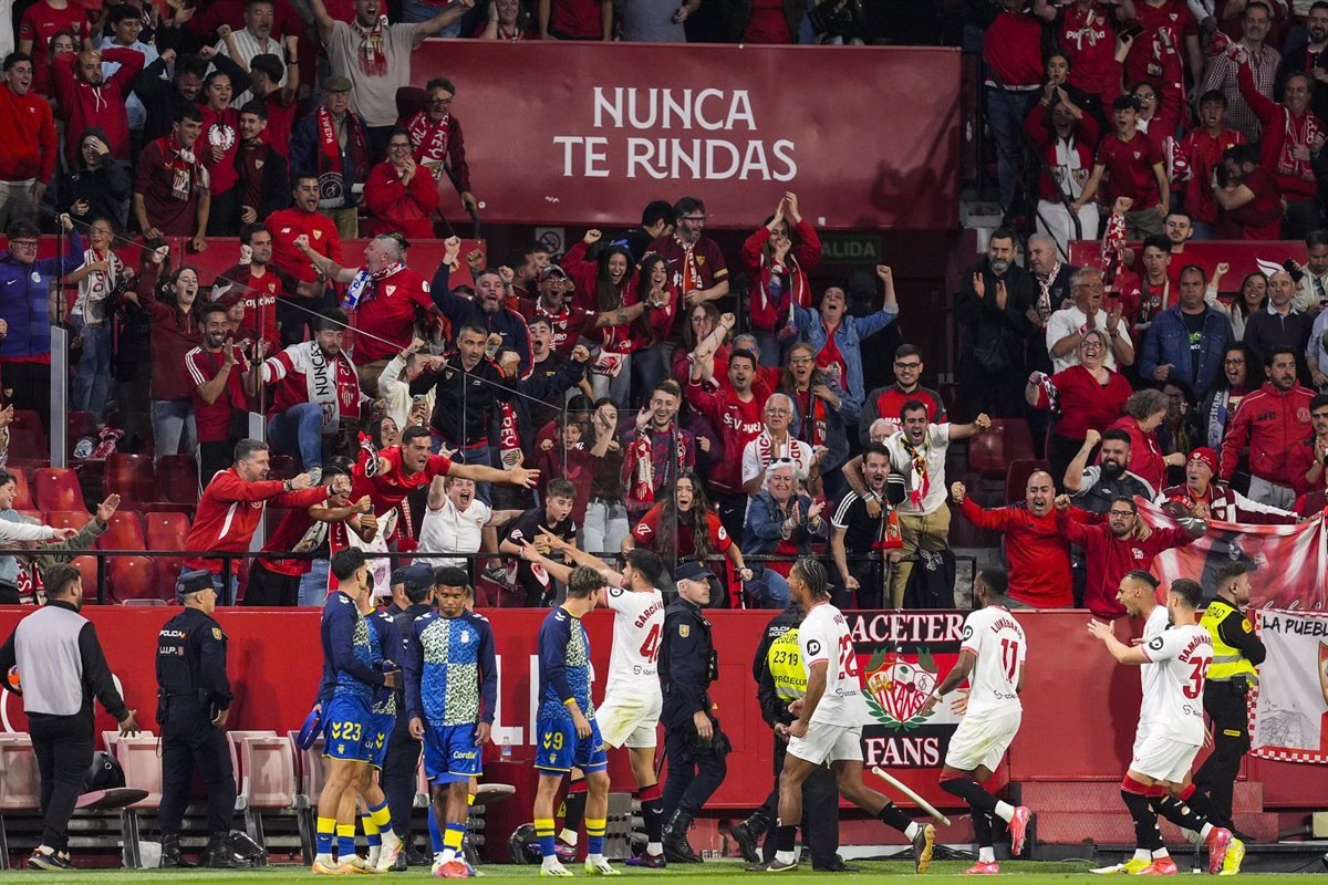 1747180623_Sevilla-y-Girona-se-acercan-a-la-permanencia-a-costa.jpg