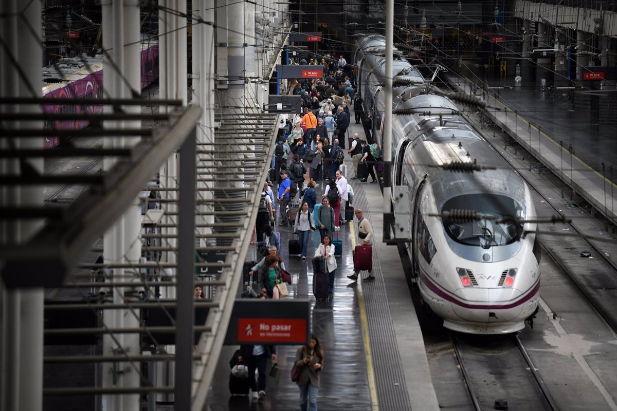 30-trenes-afectados-y-10700-viajeros-paralizados-por-robo-de.jpg
