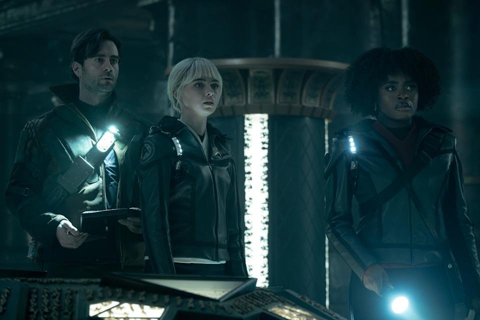 De izquierda a derecha, Cillian O\'Sullivan como Dr. Roger Korby, Jess Bush como Chapel y Celia Rose Gooding como Uhura en la temporada 3, episodio 5 de Strange New Worlds transmitido en Paramount+. Crédito de la foto: Marni GrossmanParamount+