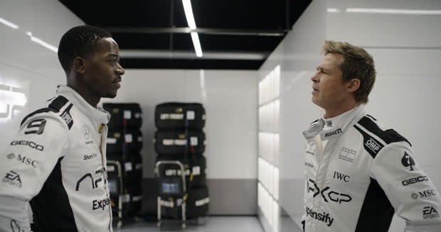 Captura de pantalla de F1, donde Damson Idris y Brad Pitt se miran fijamente, melancólicamente.