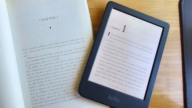 Imagen de un lector de libros electrónicos Kobo junto a un libro, ambos abiertos en el mismo capítulo.