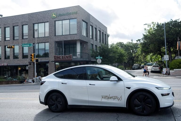 Un-Tesla-robotaxi-choco-contra-un-auto-estacionado-en-Austin.jpeg