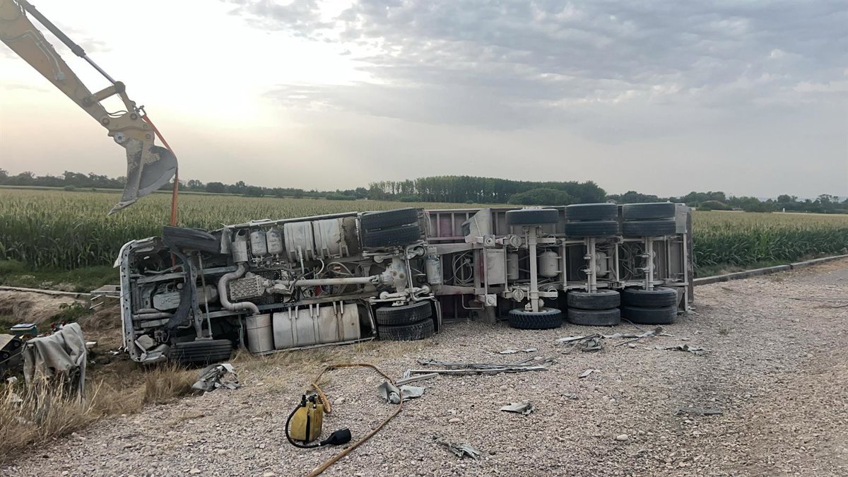 Fallecido-y-herido-grave-al-volcar-camion-en-A-127-Gallur.jpg