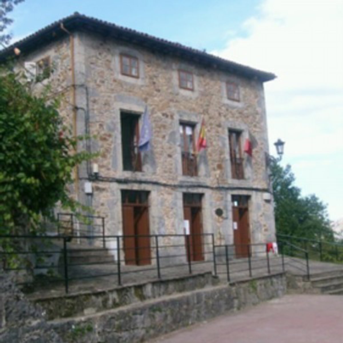 Jose-Fernandez-nuevo-alcalde-de-San-Roque-de-Riomiera-tras.jpg