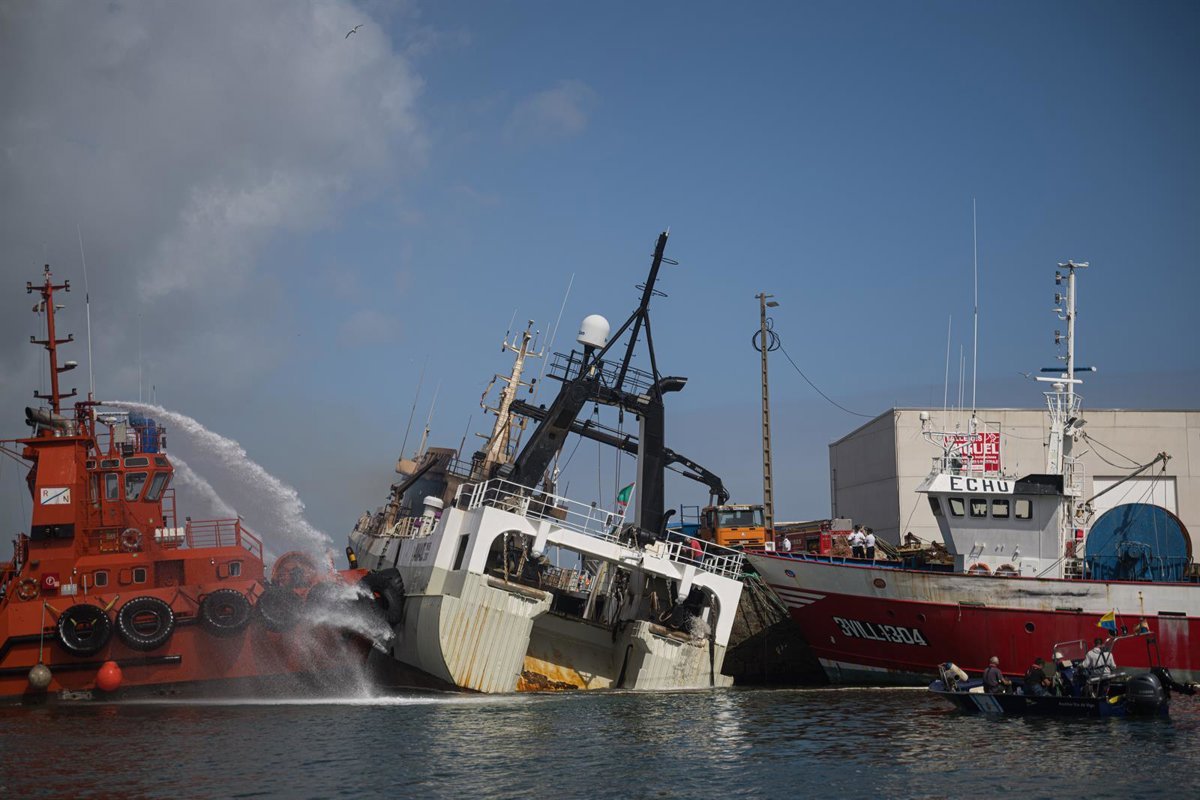 Los-bomberos-entran-al-buque-incendiado-en-Ribeira-mientras-continua.jpg