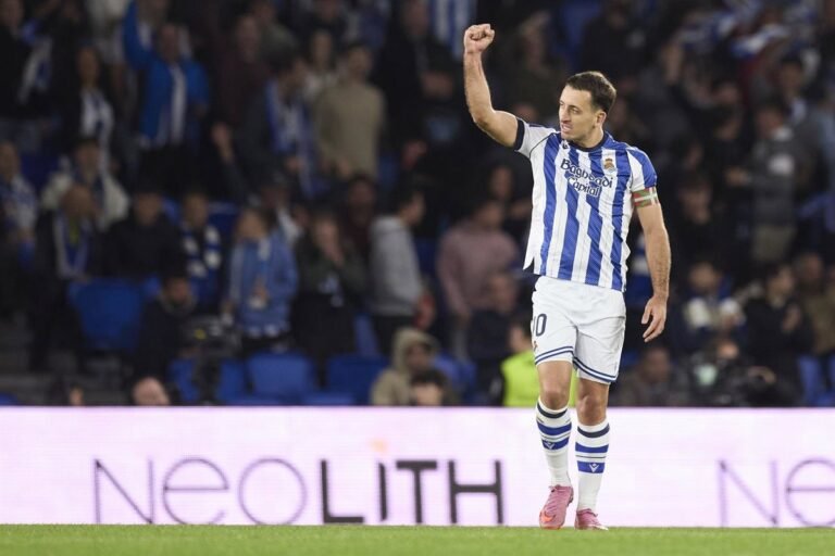 Oyarzabal-marca-dos-goles-y-Real-Sociedad-vence-al-Sevilla.jpg