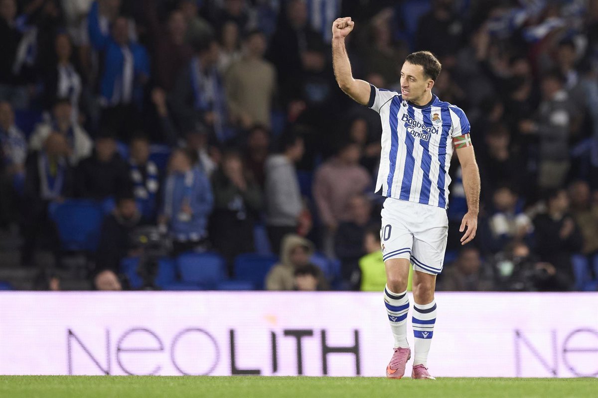Oyarzabal-marca-dos-goles-y-Real-Sociedad-vence-al-Sevilla.jpg