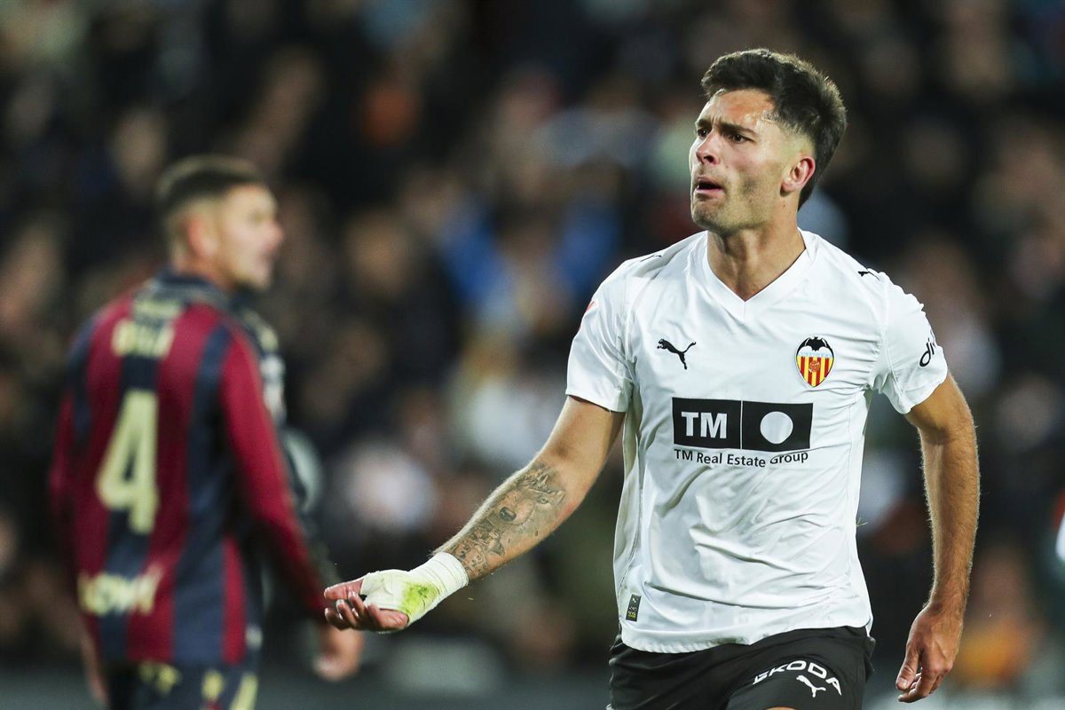 El-Valencia-CF-vence-al-Levante-UD-con-un-gol.jpg