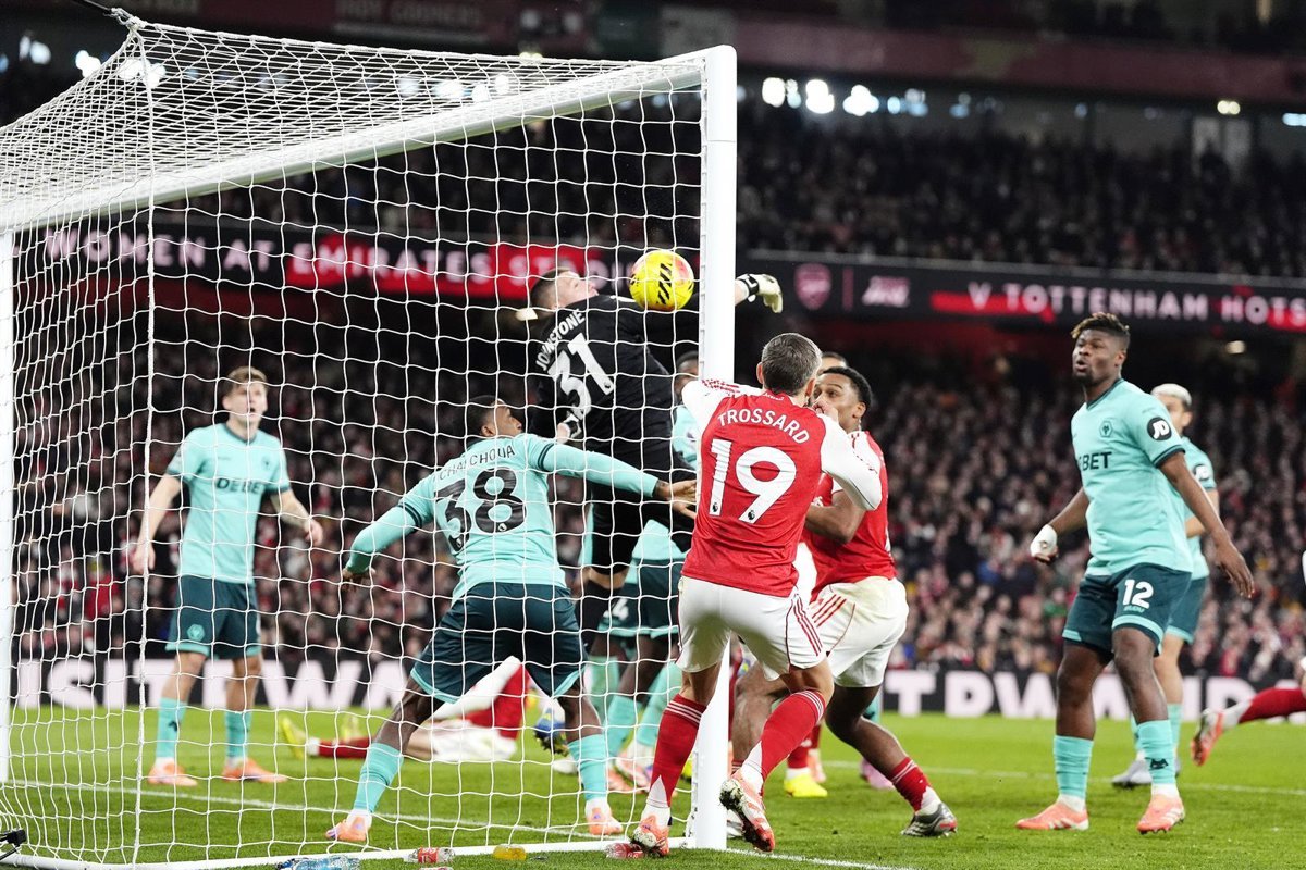 El-Arsenal-vence-con-suerte-al-Wolves-y-el-Liverpool.jpg