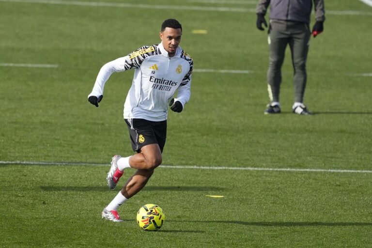 Alexander-Arnold-completa-el-entrenamiento-del-Real-Madrid-con-sus-companeros.jpg