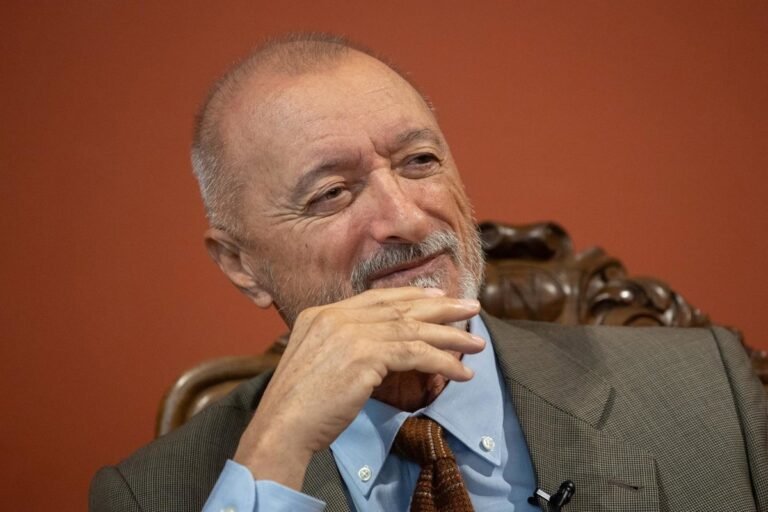 Arturo-Perez-Reverte-critica-a-la-RAE-por-ceder-ante-presiones.jpg