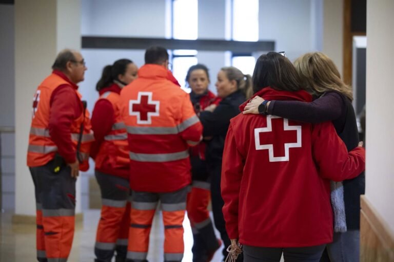 Cruz-Roja-despliega-mas-de-50-voluntarios-tras-el-descarrilamiento.jpg