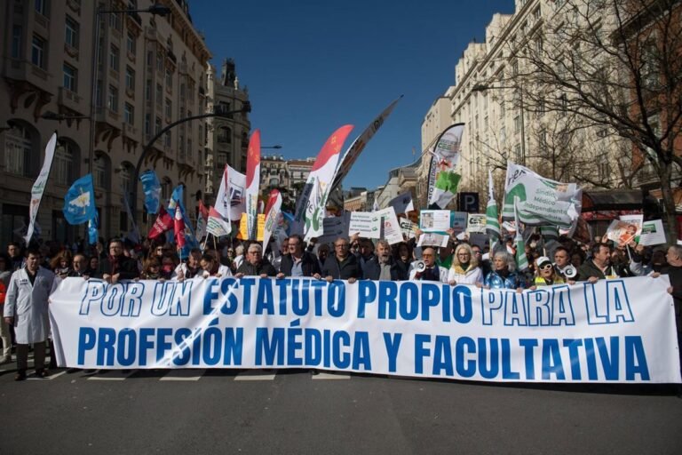 Medicos-piden-en-Madrid-dimision-de-Monica-Garcia-y-Estatuto.jpg