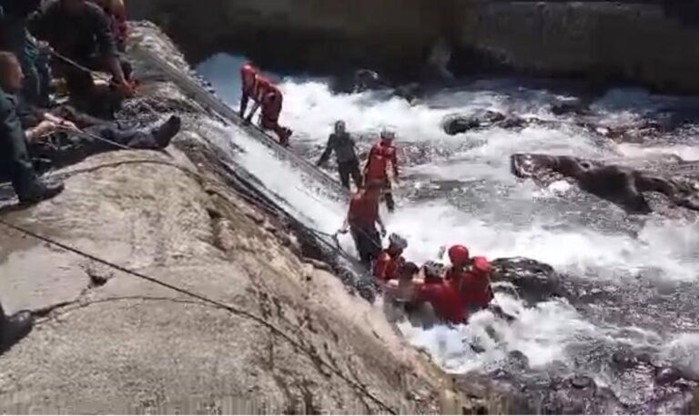 Rescate-de-hombre-con-pierna-atrapada-entre-rocas-en-el.jpg